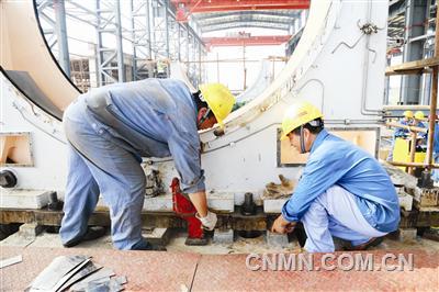 近日，在銅陵有色沙溪銅礦建設(shè)中，銅冠建安安裝公司承擔(dān)了磨浮車間兩臺(tái)大型設(shè)備的安裝。其中，半自磨機(jī)直徑8．5米、凈重709噸，球磨機(jī)直徑6．2米、凈重832噸，均是銅陵有色磨浮系統(tǒng)中最大的設(shè)備。半自磨機(jī)自7月底開始安裝，目前正在安裝半自磨機(jī)主軸底座，間距在7．6米的兩個(gè)底座間橫向中間線安裝誤差不能超過(guò)1毫米，安裝精度要求極高。為確保精確度，該公司職工在安裝底座中反復(fù)檢測(cè)，不斷調(diào)整，全力按設(shè)計(jì)要求做好施工。