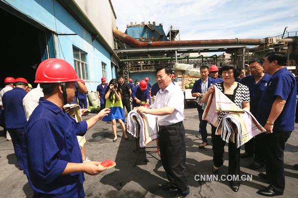 7月28日，葫蘆島市委常委、秘書長、市總工會主席張海平在市總工會常務(wù)副主席吉銀霞的陪同下來葫蘆島有色金屬集團有限公司，為一線員工送清涼、鼓干勁。