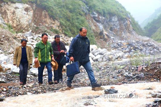 頭條 跋山涉水只為貧困戶早日脫貧。尹永權(quán) 攝_副本