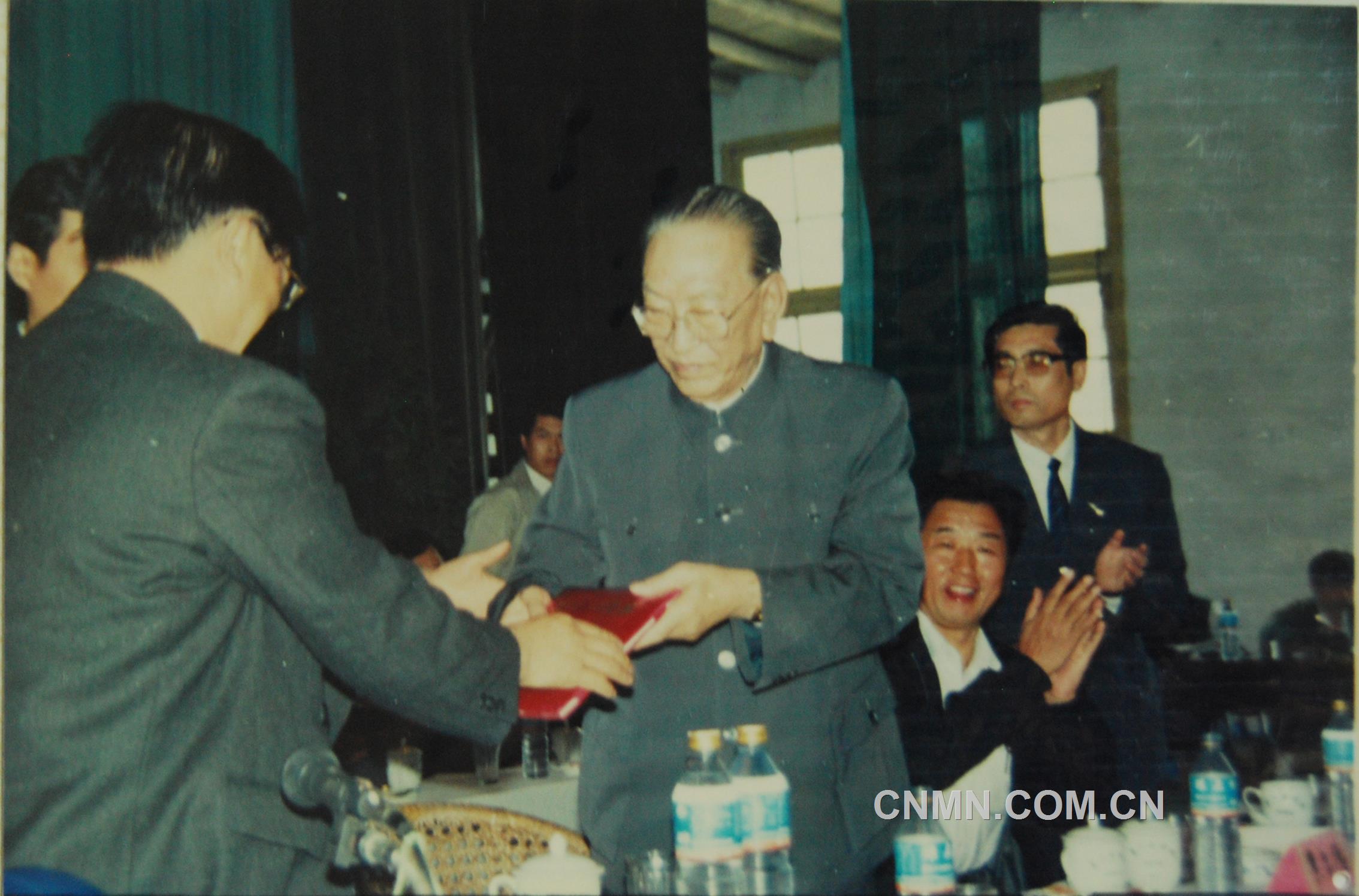 1991年10月，耿飚回到闊別65年的水口山，欣然接受“水口山功勛礦工”榮譽(yù)稱號。