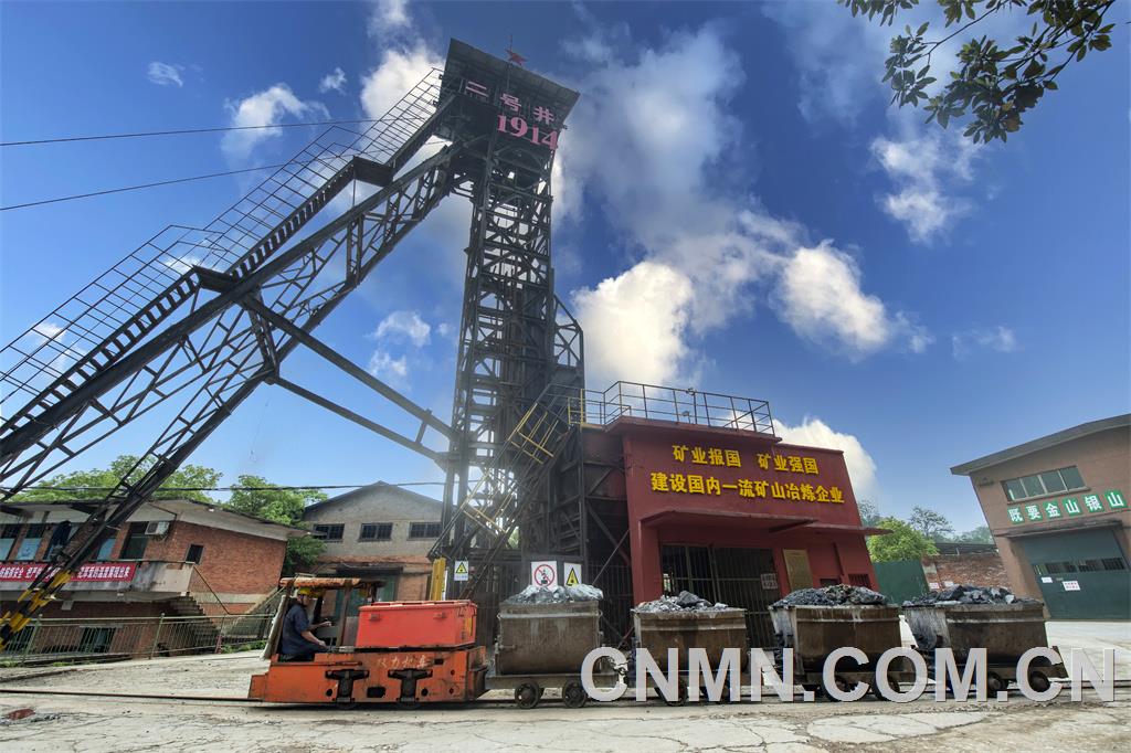 水口山鉛鋅礦二號豎井，開拓于1914年的，1958年，雙箕斗設(shè)施完成，國內(nèi)最早的底卸式箕斗